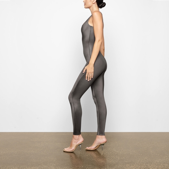 1. NWT SKIMS ALL-IN-ONE SHINE SQUARE NECK TANK ONESIE IN GUNMETAL SIZE XS - Picture 5 of 7